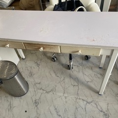 テーブル、引き出し付きの画像