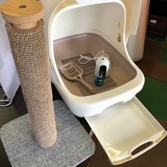 【美品】猫用品3点セット猫用トイレ+爪研ぎタワー+ペット用消臭剤...
