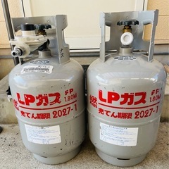 空ガスボンベ　8kg×2本 +レギュレータ(圧力調整器)