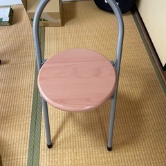 折りたたみ椅子の画像