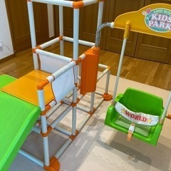 おりたたみ式すべり台付き室内ジャングルジム