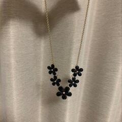お花のネックレス　黒の画像