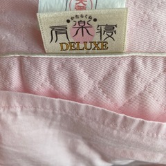 西川　医師がすすめる健康枕　肩楽寝DELUXE 専用ピローケース、補充パック付きの画像