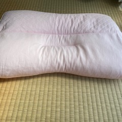 西川　医師がすすめる健康枕　肩楽寝DELUXE 専用ピローケース、補充パック付きの画像
