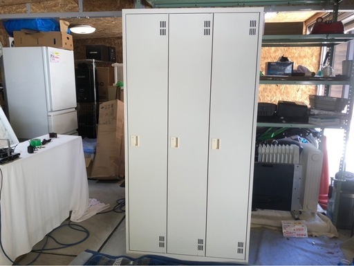 【リサイクルサービス八光】幅90㎝　スチールロッカー　3人用　鍵付き