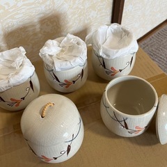 ほぼ未使用　蓋付き食器セットの画像