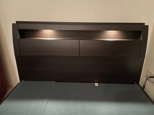 ダブルベッド　コンセント、ライト付