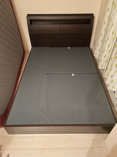 ダブルベッド　コンセント、ライト付