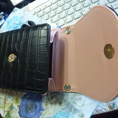 スマホ＆携帯・お出掛け時の肩掛け、お財布ポシｴット！未使用品、ブラック色。側面薄いピンク色。の画像
