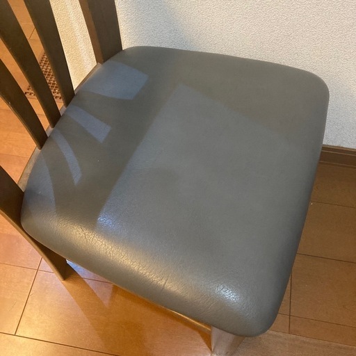カリモク　ダイニングチェア　アームレス　オーク材　合皮　もう一脚有ります☺︎