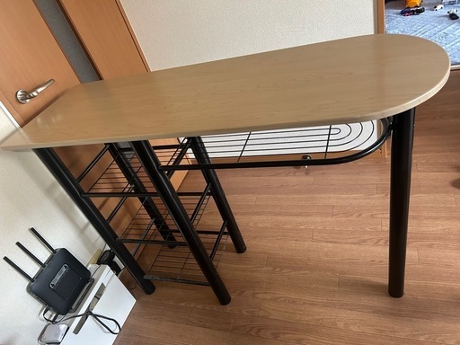カウンターテーブル　木目調　収納あり　パイプイス2脚付