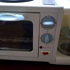 オーブントースター。上の鉄板で炒め物もできてコーヒーメーカーもつ...