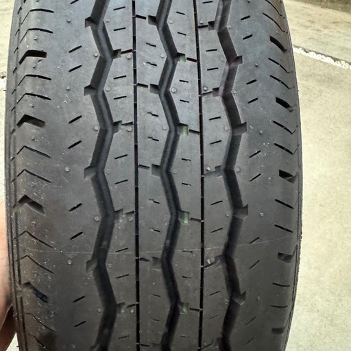 ハイエース ノーマルタイヤ 4本 新車外し