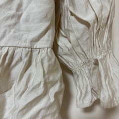 NICE CLAUP ナイスクラップ ブラウス ショート丈 長袖カットソー 秋服 春服 ベージュ  Vネック カットソー 長袖カットソーの画像