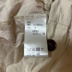 NICE CLAUP ナイスクラップ ブラウス ショート丈 長袖カットソー 秋服 春服 ベージュ  Vネック カットソー 長袖カットソーの画像