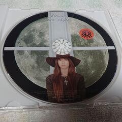 ♠　huma-rhythm hitomi 　6枚目のアルバムはしっかりと地に足をつけ､自分を見つめ､hitomiらしさを貫いた14曲が彼女の世界を形作る､第２ステージの集大成的傑作。自身の造語だと言うこのタイトルは､自分の根本と生きる姿勢を象徴したもの。唄いたい事､鳴らしたい音をしっかりと見極めた彼女が渡辺善太郎とのタッグで作り出す世界は､眩しいイノセンスに満ち溢れている。の画像