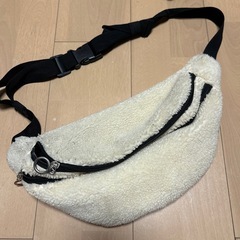 もこもこボディバッグ