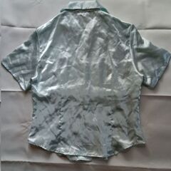 ミントブルーのきらきら光沢ブラウス  半袖の画像