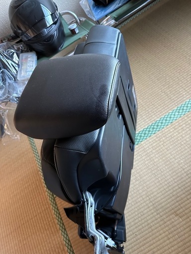 ランクル200三列目のシート