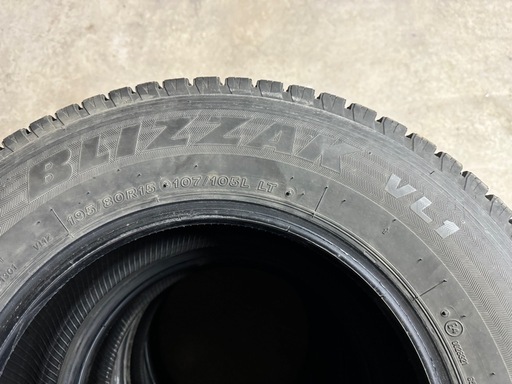 ハイエース　ブリザック　4本　195/80R15