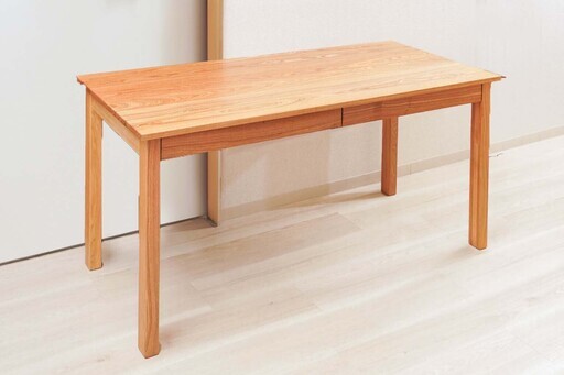 タモ無垢材を使用した丈夫なデスク（幅125・奥行55cm）　美品　『取りに来ていただける方に』