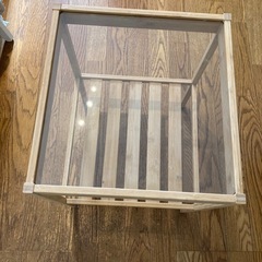 IKEA ベッドサイドテーブルの画像