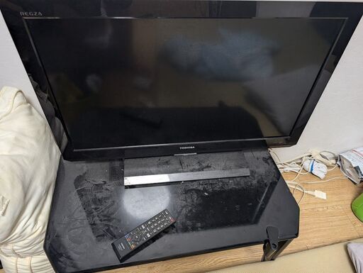 32インチ　液晶テレビ＋テーブル　自宅まで引き取れる方のみ