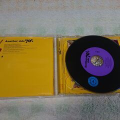 ♠　Another Side 70's　70年代のヒット曲ばかりを集め、40代の洋楽ファンを中心に話題となったコンピ『ザ・セブンティーズ』。その姉妹盤ともいえる1枚。ポップスやAOR、ロックなどどこかで耳にしたことのある名曲ばかりを収録。の画像