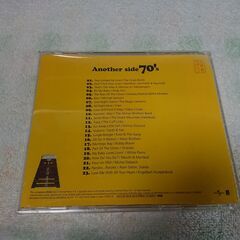 ♠　Another Side 70's　70年代のヒット曲ばかりを集め、40代の洋楽ファンを中心に話題となったコンピ『ザ・セブンティーズ』。その姉妹盤ともいえる1枚。ポップスやAOR、ロックなどどこかで耳にしたことのある名曲ばかりを収録。の画像