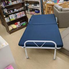 折りたたみベッド☆来客用、お昼寝、紺色、コンパクト収納【浜村鹿野温泉ICから3分 買取本舗 宮本リサイクル 営業時間9～19時 定休日水曜のみ←連絡できませんm(_ _)m】の画像