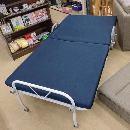 折りたたみベッド☆来客用、お昼寝、紺色、コンパクト収納【浜村鹿野温泉ICから3分 買取本舗 宮本リサイクル 営業時間9～19時 定休日水曜のみ←連絡できませんm(_ _)m】