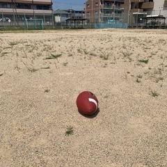 アメフトボールでキャッチボールしたりとにかく遊びませんか?