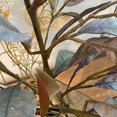 造花(欠損あり)と花瓶セットの画像