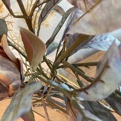 造花(欠損あり)と花瓶セットの画像