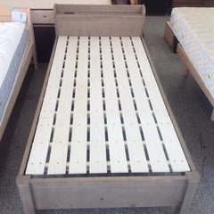 「ジモティー見た」で5％OFF！【シングルベッド】シングルベッド  コンセント付き マットレス付き :ナチュラルの画像