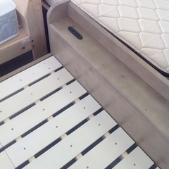 「ジモティー見た」で5％OFF！【シングルベッド】シングルベッド  コンセント付き マットレス付き :ナチュラルの画像