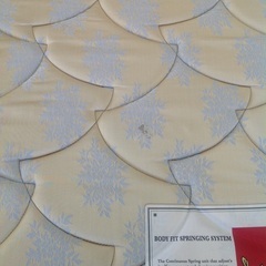 「ジモティー見た」で5％OFF！【シングルベッド】シングルベッド  コンセント付き マットレス付き :ナチュラルの画像