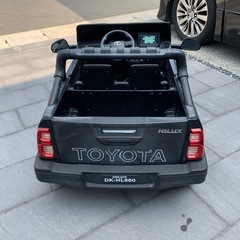 TOYOTA トヨタ　ハイラックス　電動車　電動カー　子供　乗り物　リモコン付き　2人乗りの画像