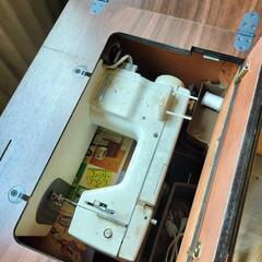 レトロなミシン台の画像