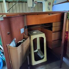 レトロなミシン台の画像