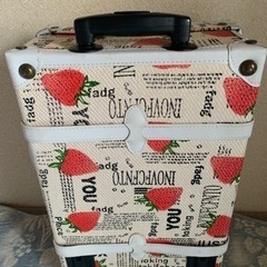 イチゴ柄のスーツケース 無料の画像