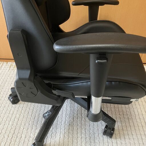 【超美品】JPRACING　ゲーミングチェア　リクライニング機能・可動ひじ掛け・オットマン付き　★★取りに来れる方のみお願いします！★