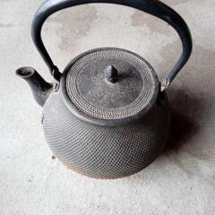 南部鉄瓶　童仙人作？銘あり　胴径約１８cm　中型サイズ