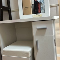 ドレッサー(イス付き)の画像