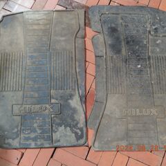 当時もの純正のハイラックスロゴ入りゴムマットの画像
