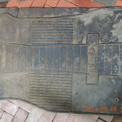 当時もの純正のハイラックスロゴ入りゴムマットの画像