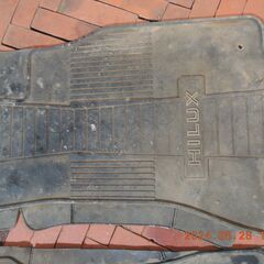 当時もの純正のハイラックスロゴ入りゴムマットの画像