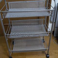 【取引中】キャスター付き収納カゴ、メッシュの画像