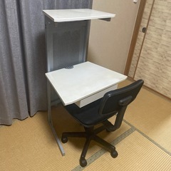 パソコンデスク、チェアーのセットの画像