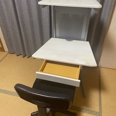 パソコンデスク、チェアーのセットの画像